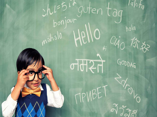 بسیاری از رایج ترین نگرانی ها در مورد آموزش کودک دو زبانه یا کاملا اشتباه است و یا منسوخ شده است