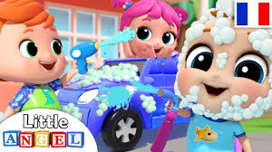 Bébé Louis lave ses voitures et camions