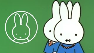 Miffy auf dem Spielplatz