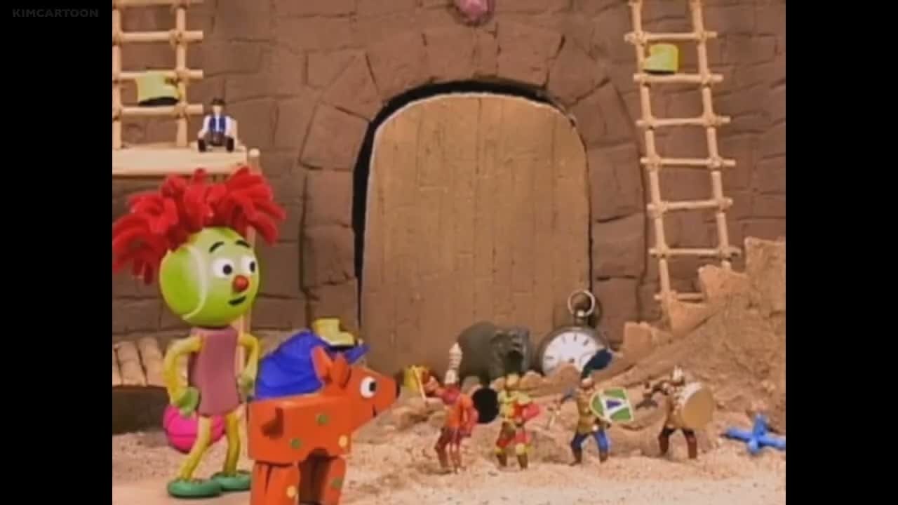 S01E01-A Mumble Monster Picture Day Clouds Roll